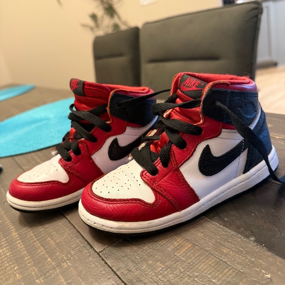 🏆 Boys Jordan 1
Retro High Sneakers - Size 10C - Picture 3 of 11